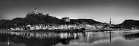 Cochem aan de Moezel met kasteel Reichsburg in zwart-wit.