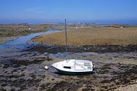 Bateau à voile sur la plage à marée basse en Bretagne