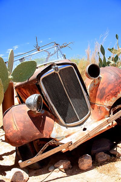 Oude verroeste en verlaten oldtimer autowrak in de woestijn. Zen, rust van Bobsphotography