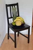 Stuhl mit Obstteller