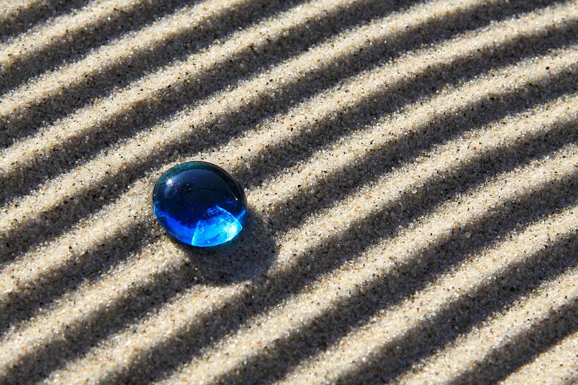 Pierre de verre bleue sur des lignes de sable par Karina Gebert