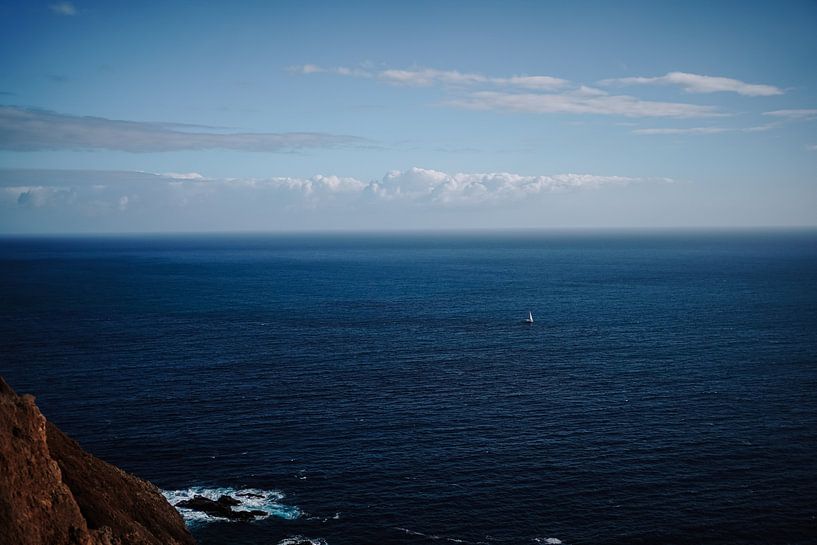 Oceaan met een kleine zeilboot van Sanne Elisa
