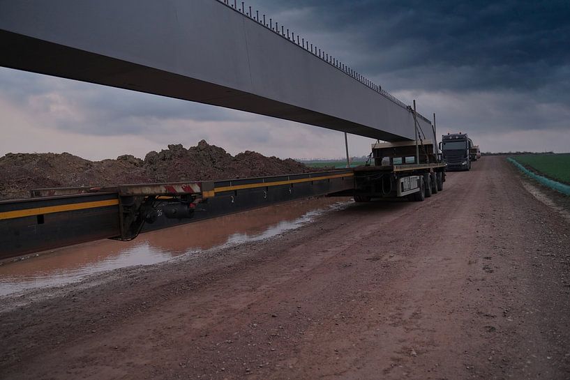 Ankunft von Schwertransporten mit Brückenträgern von Babetts Bildergalerie