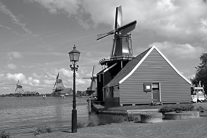 Photographie en noir et blanc d'un moulin à vent dans le Zaanse Schans par W J Kok