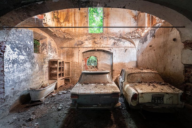 Voitures abandonnées dans le garage. par Roman Robroek - Photos de bâtiments abandonnés