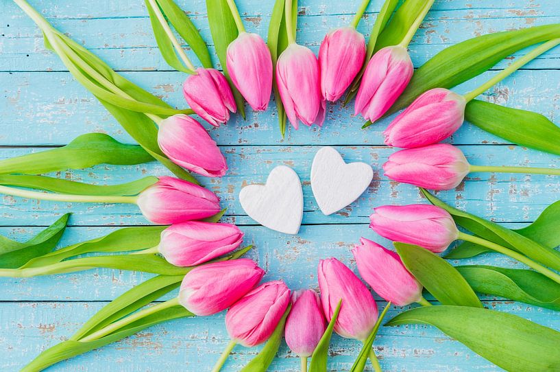 Carte de Saint-Valentin ou de mariage romantique avec deux cœurs et des fleurs roses. par Alex Winter