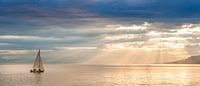 Barco velero navegando por el lago Lemán, Suiza