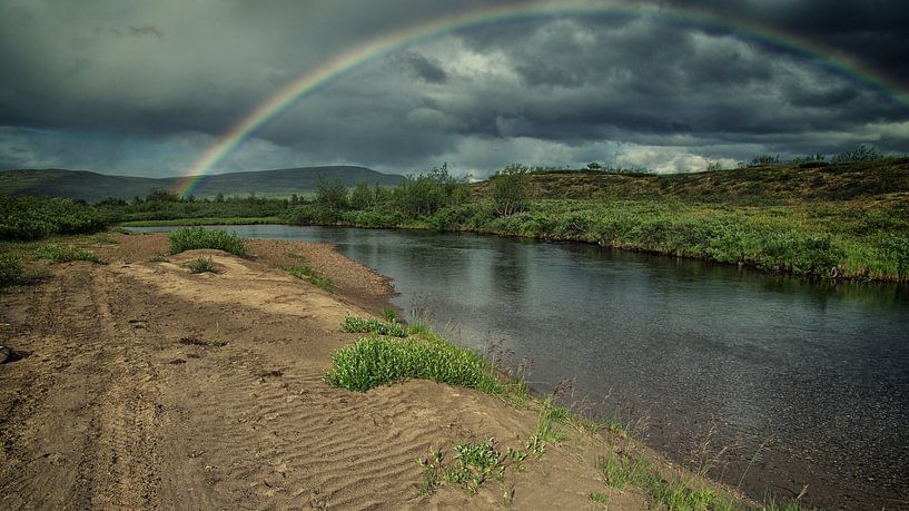 Regenboog boven de Nivlojohka von Remco de Vries