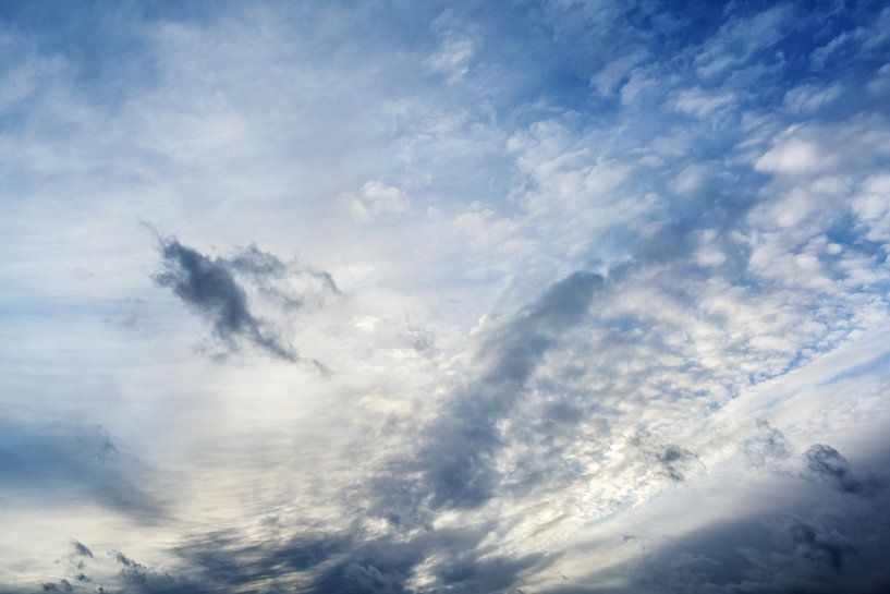 Nuages clairs et sombres sur le ciel bleu d'un jour d'orage, b naturel par Maren Winter