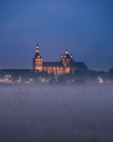 Avondmist in Het Bossche Broek, zicht op Sint-Jan van Joost Smits Photography