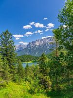 Vue sur le lac Lautersee et les montagnes du Karwendel près de Mittenwal