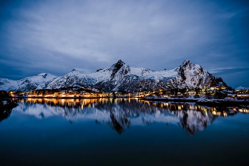 Vue nocturne sur la ville de Svolvaer dans les Lofoten en Norvège  par Sjoerd van der Wal Photographie