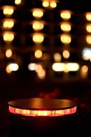 Ein Poller mit einem roten Warnlicht in der Nacht.