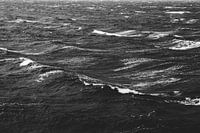 Schwarz-Weiß-Foto einer stürmischen See