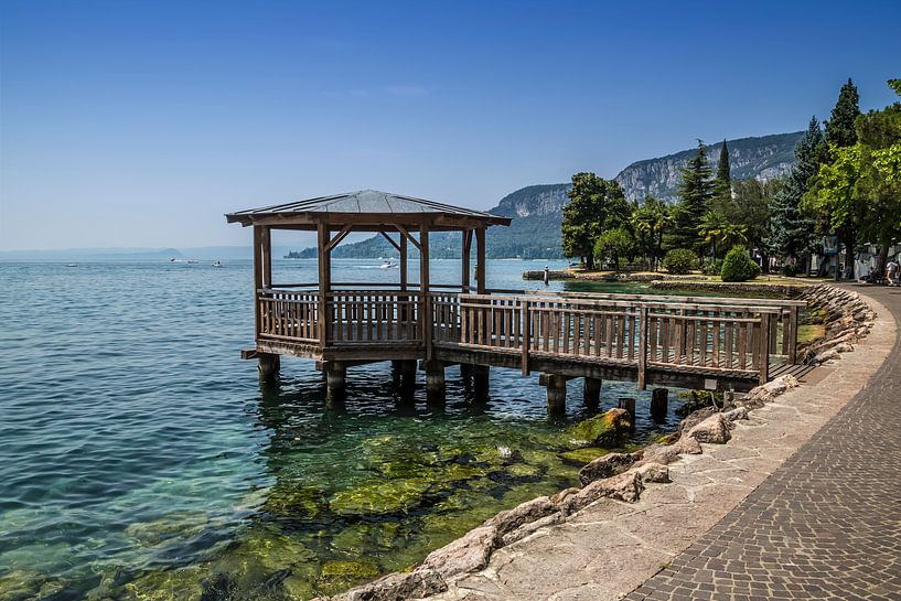 LAC DE GARDE Promenade sur la rive de Garda  par Melanie Viola
