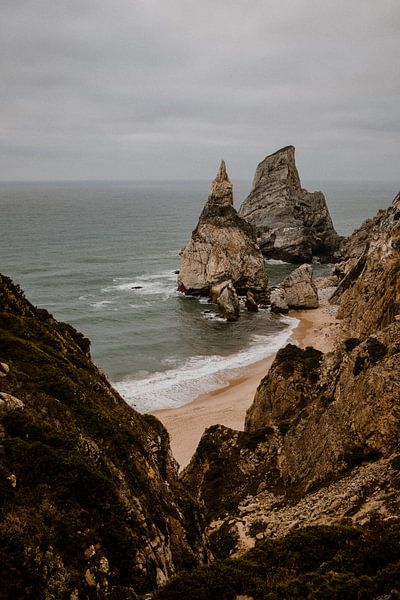 Plage rocheuse - photographie de voyage Portugal par Anne Verhees