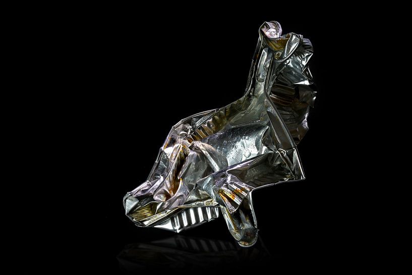 Barquette d'aluminium contenant des aliments prêts à consommer, représentée comme une sculpture d'ar par Maren Winter