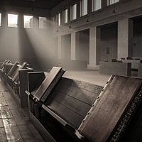 Wie ein göttlicher Sonnenstrahl scheint das Buch und flüstert das Geheimnis der Zeit.