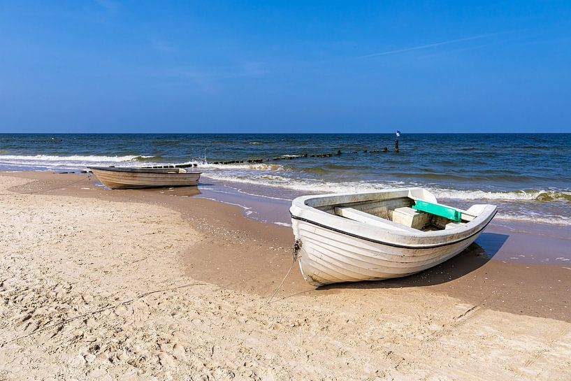 Fischerboote am Strand von Bansin auf der Insel Usedom von Rico Ködder
