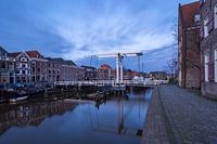 Un pont de pelouse avec de beaux nuages