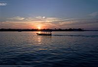 Coucher de soleil sur un lac près de Flores au Guatemala
