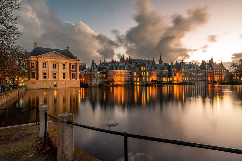 Binnenhof avec Hofvijver au premier plan et le Mauritshuis à gauche. par Jolanda Aalbers