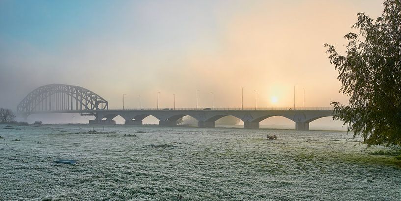 Oude IJsselbrug Zwolle à un lever de soleil brumeux par Jenco van Zalk