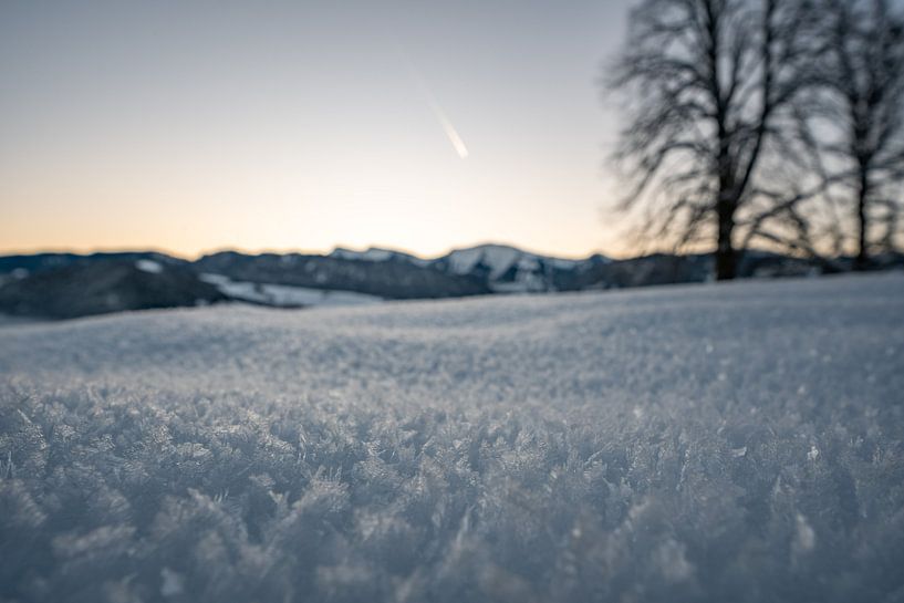 Frostiger Morgen in Oberstaufen mit Blick auf den Hochgrat von Leo Schindzielorz
