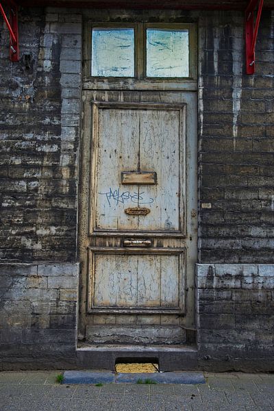 Verwitterte belgische Tür von Blond Beeld
