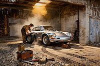 Silberner Porsche 911 in rustikaler Garagen-Szene