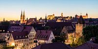Skyline von Nürnberg mit der Kaiserburg am Abend