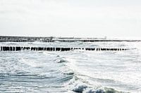 Zee met golven en paalhoofden bij Westkapelle