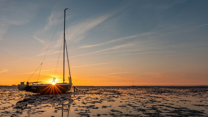 Boot am Strand von Roelshoek bei Krabbendijke von Jan Poppe
