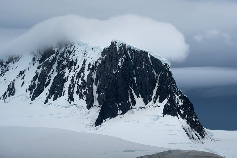 Wolke auf einem Berg von Anges van der Logt