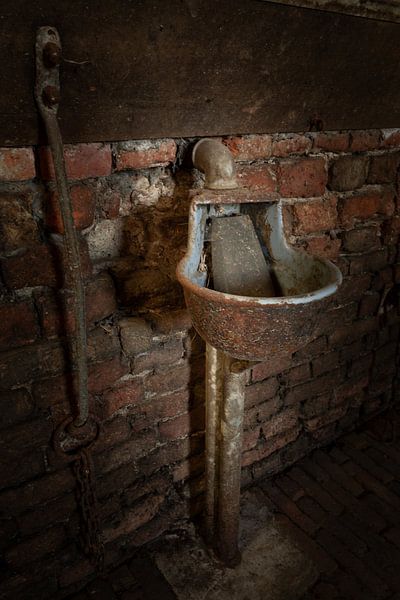 Tränke im alten Kuhstall: Urbex-Fotografie aus Groningen von KB Design & Photography (Karen Brouwer)