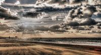 Wolkenlucht boven de zee