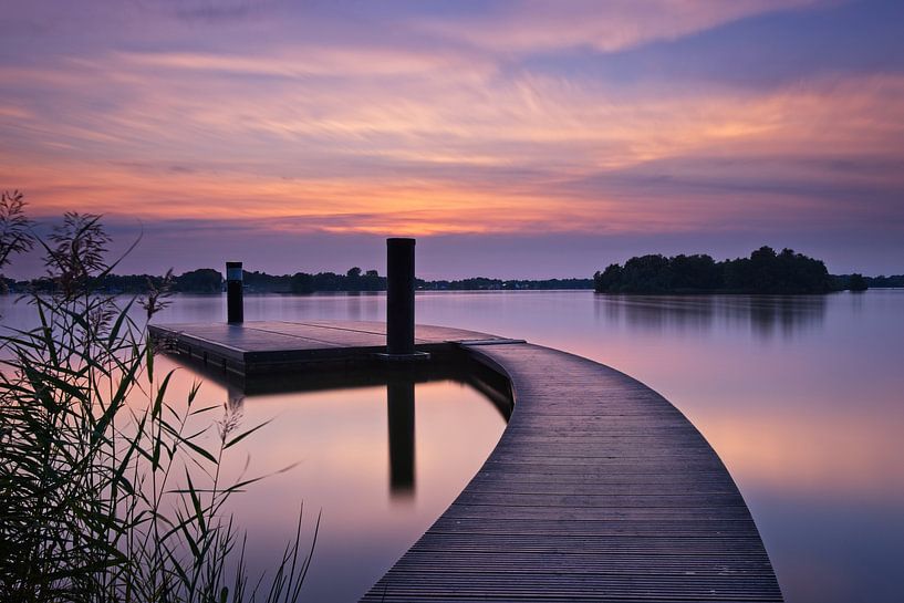 zomerse zonsondergang bij een steiger bij het Paterwoldsemeer van Ingrid Visser
