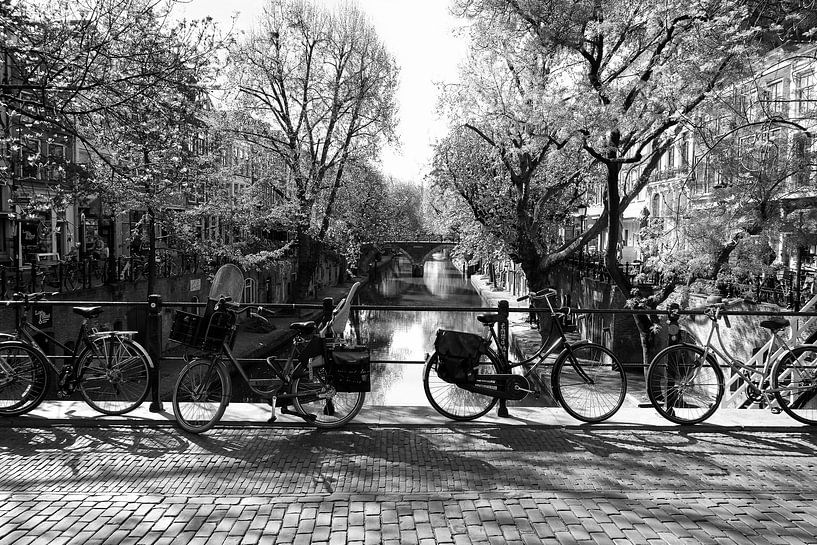 Utrecht, Oudegracht vanaf Gaardbrug naar Hamburgerbrug in zwart/wit by Cees Laarman