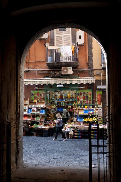 Straßenszene in Neapel, Italien von Kees van Dun