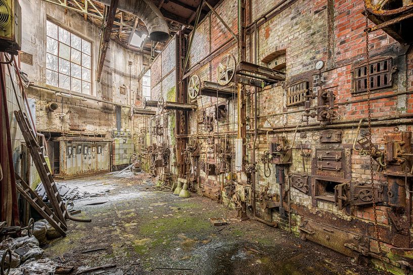 Lost Place - verlassenes Heizhaus - die Natur kommt zurück von Gentleman of Decay