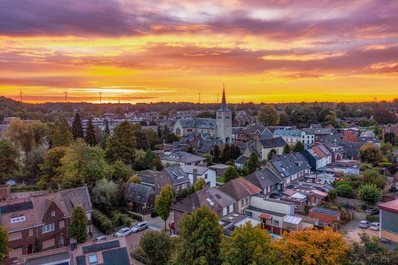 Drohnenaufnahme des Sonnenaufgangs im Simpelveld von John Kreukniet