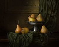 Nature morte moderne, poires sur un plateau