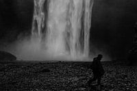 Wasserfall-Silhouette in Island in schwarz und weiß.
