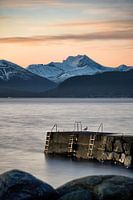 Winterlandschaft mit Seebrücke und Möwe auf Godøy, Ålesund, Norwegen