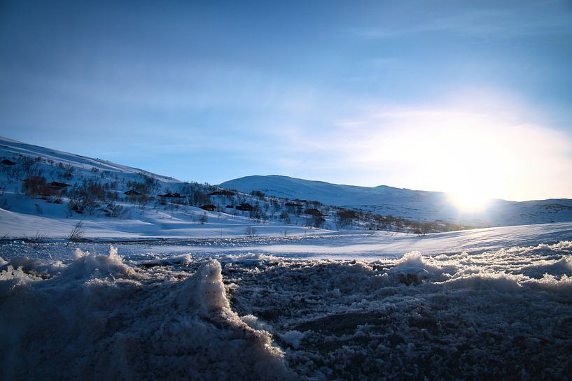 Norwegisches Hochgebirge, verschneite Berge und Landschaft von Martin Köbsch