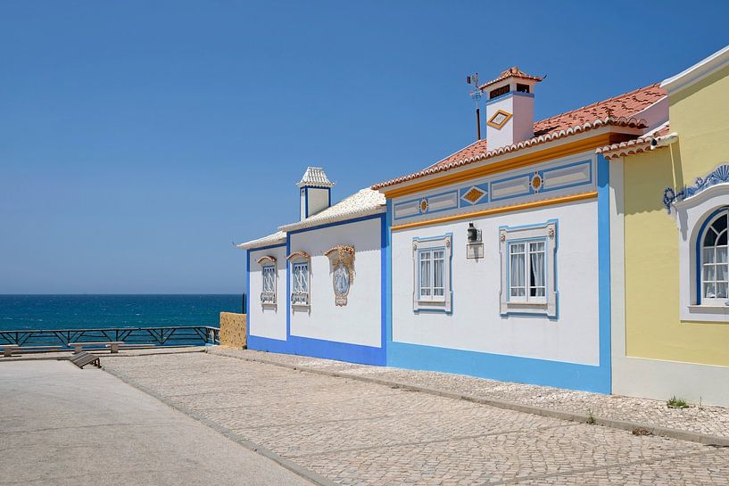 Maisons colorées sur la côte à Ericeira, Portugal par Lensw0rld