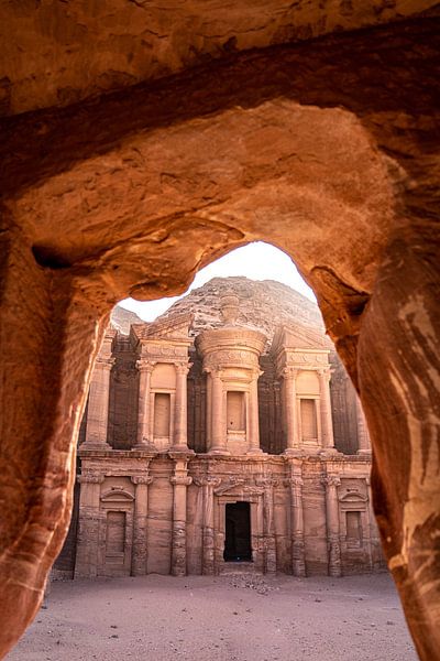 Blick auf das Kloster in Petra, Jordanien von Nikkie den Dekker | Reise- und Lifestyle-Fotograf