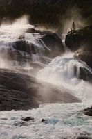 Sonnenbeschienener Wasserfall in Norwegen