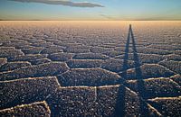 Coucher de soleil dans le désert de sel du Salar d'Uyuni en Bolivie