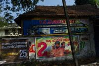 Filmplakat am Straßenrand